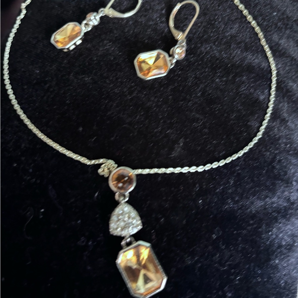 Beautiful gold colored stones in this necklace and earring Jewelry Set